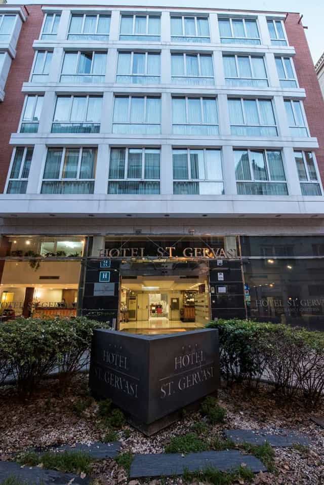 Accessible entrance at Hotel Silken Sant Gervasi for business travel and group accommodation.