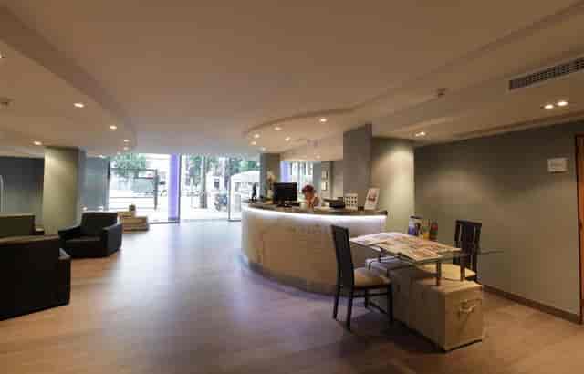 Garbí Lounge at Hotel Concordia: clean reception area for corporate events and hotel check-ins.