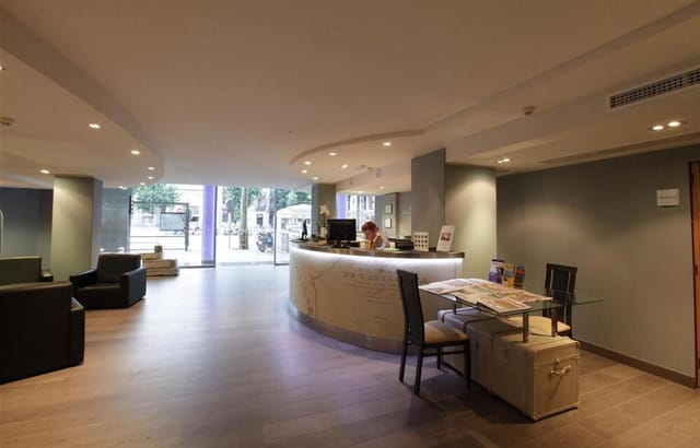 Garbí Lounge at Hotel Concordia: clean reception area for corporate events and hotel check-ins.