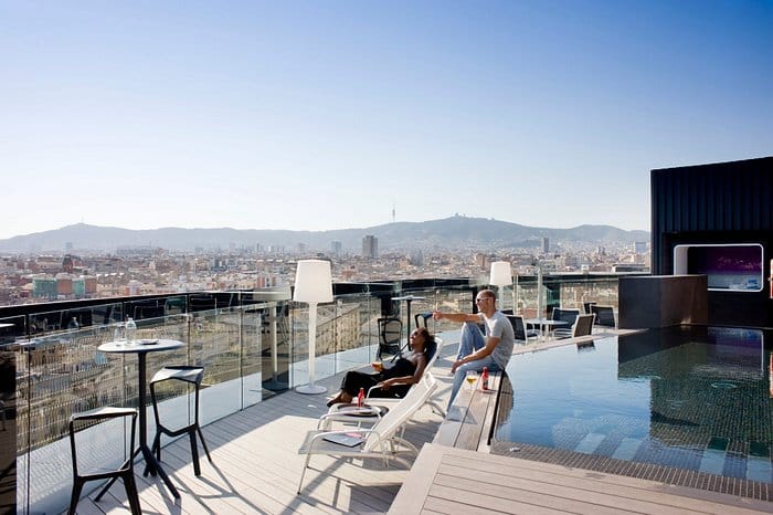 Rooftop bar with infinity pool at Hotel Barceló Raval, ideal for corporate events and networking.