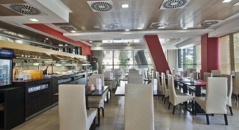 Modern hotel breakfast room for corporate networking and business events in Barcelona.