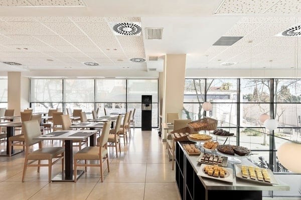 Modern hotel breakfast room for professional networking events and catering in Barcelona.