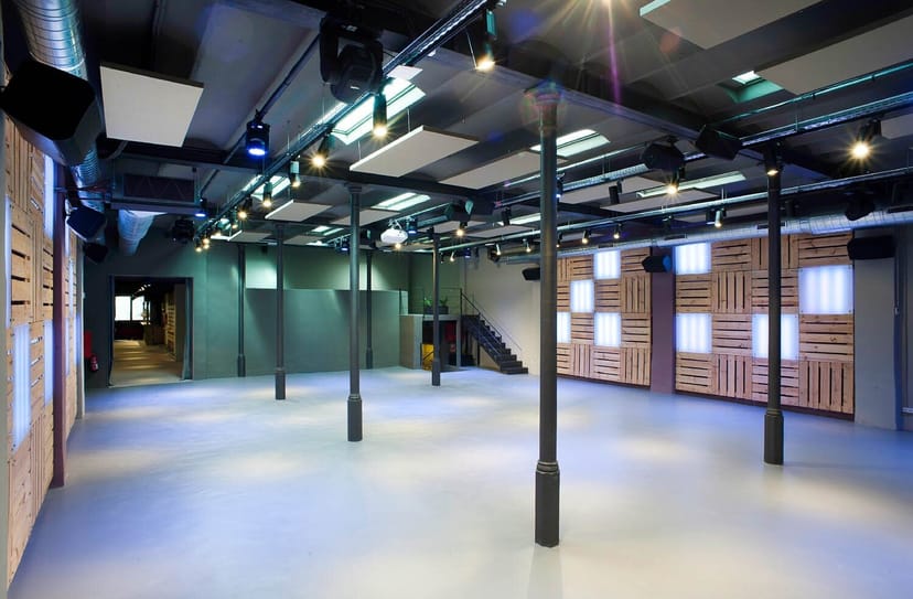 Industrial-chic event venue in El Portal de l’Eixample with exposed columns for product launches.