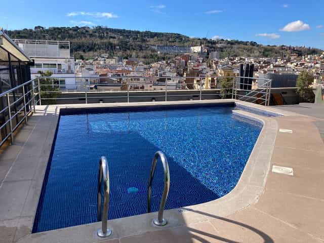 Rooftop infinity pool venue at Hotel Barcelona Universal for corporate events and cocktail parties.