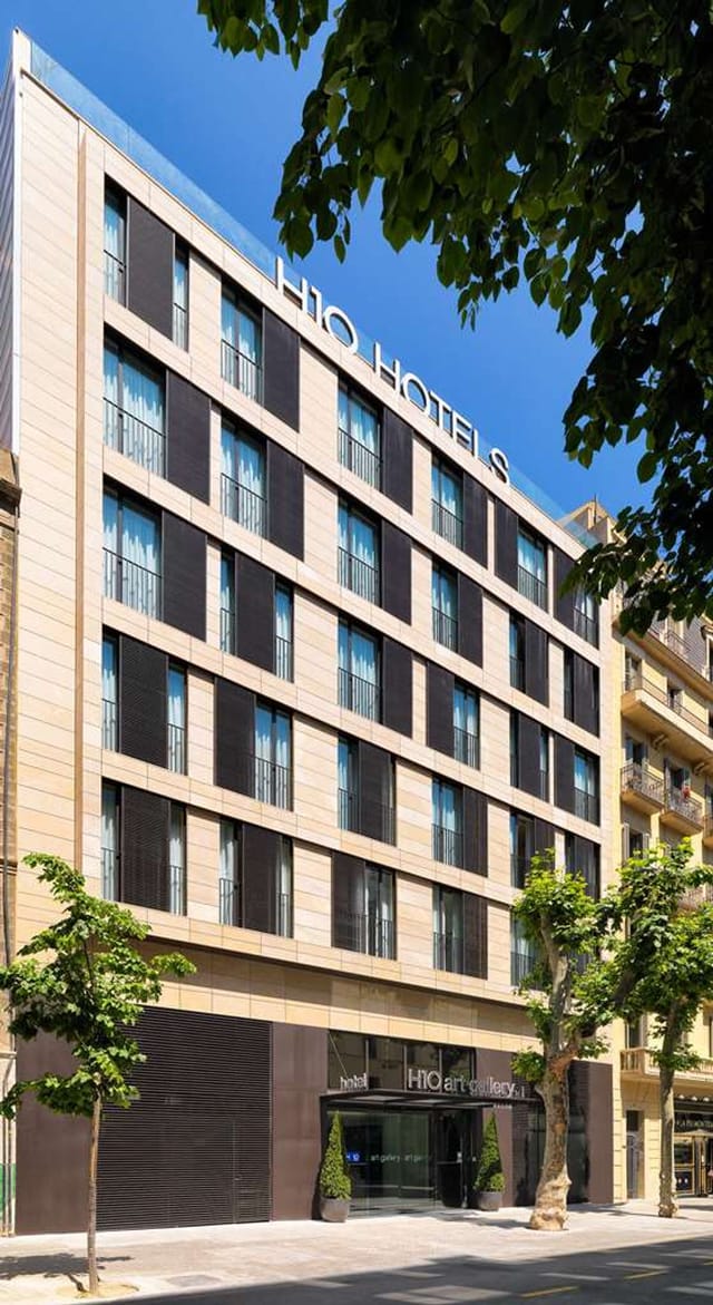 Modern H10 Art Gallery hotel exterior, ideal for corporate events and boutique conferences.
