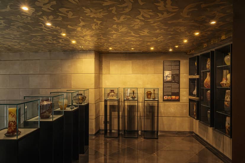 Elegant Salón Bagués gallery with museum-style decor for VIP receptions and private events.