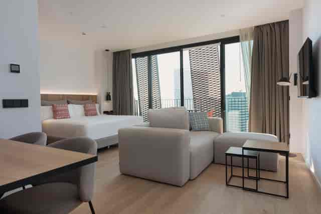 Tembo Barcelona hotel suite with work area, ideal for VIP private meetings and business interviews.