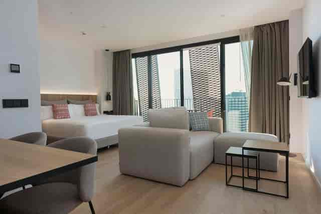 Modern hotel suite in Sevilla Tembo Barcelona, ideal for bleisure travel and business meetings.