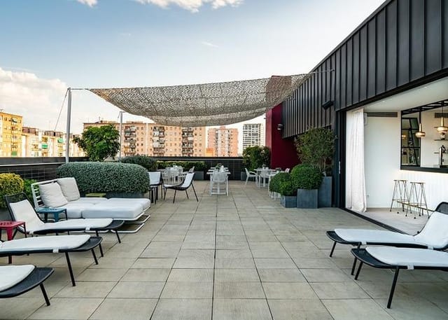 Paner rooftop pool bar: lounge seating for networking mixers and corporate events.
