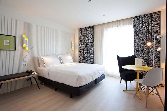 Modern guest room at Vincci Bit hotel featuring a workspace, ideal for business travel stays.