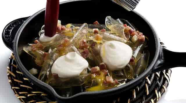 Rustic cast-iron food station at Disfrutar Barcelona for interactive catering events.