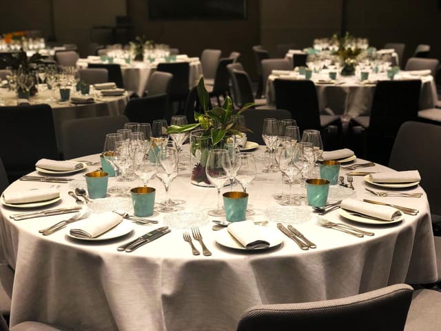Gala setup at Almanac Barcelona with teal accents, perfect for luxury corporate and wedding events.