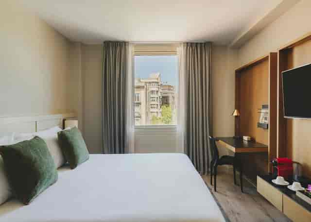 Dover guest room at Gallery Hotel Barcelona with workspace for business travel and city views.