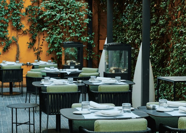 Sintonia outdoor terrace: intimate networking reception venue with lush greenery in Barcelona.