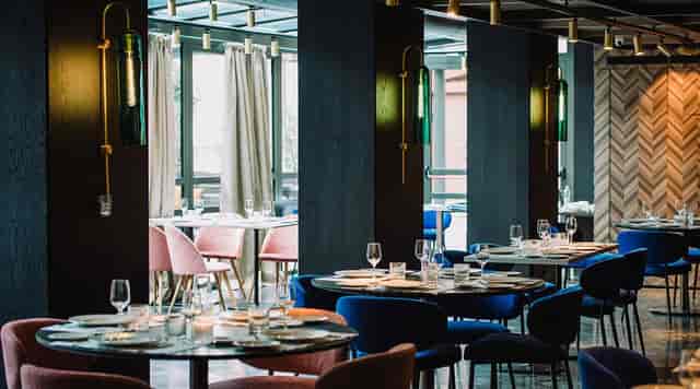 Sintonia outdoor terrace: Modern, circular seating for corporate dinners and networking events.
