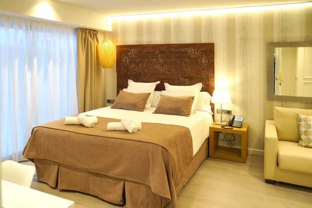 Triple room with desk at Serennia Fira Gran Via for conference and business travel accommodation.