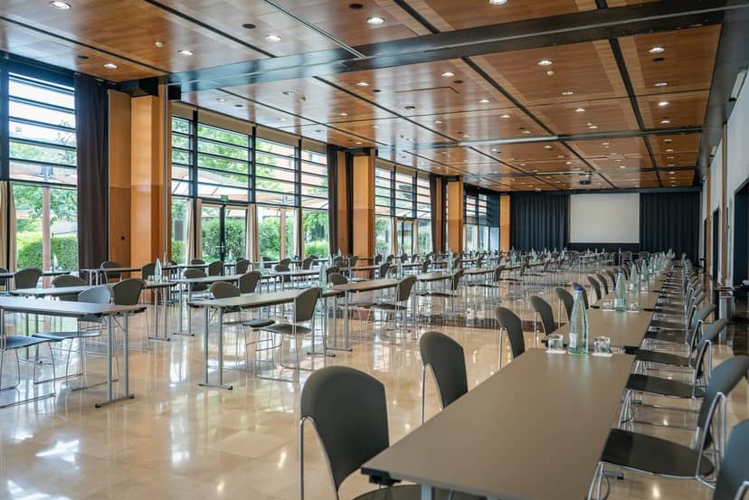 Classroom-style Drawing Room at Hotel Alimara with natural light for conferences and meetings.