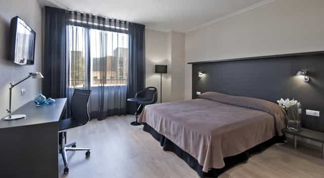 Contemporary Hotel Alimara drawing room with workspace for business travel and meetings.