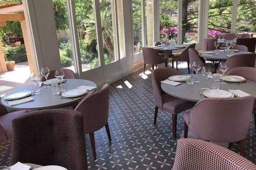 Hotel Mirlo conservatory: neutral dining for intimate brunch and corporate luncheon events.