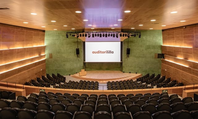 Modern tiered auditorium at Auditori L'illa, ideal for corporate events and keynote presentations.