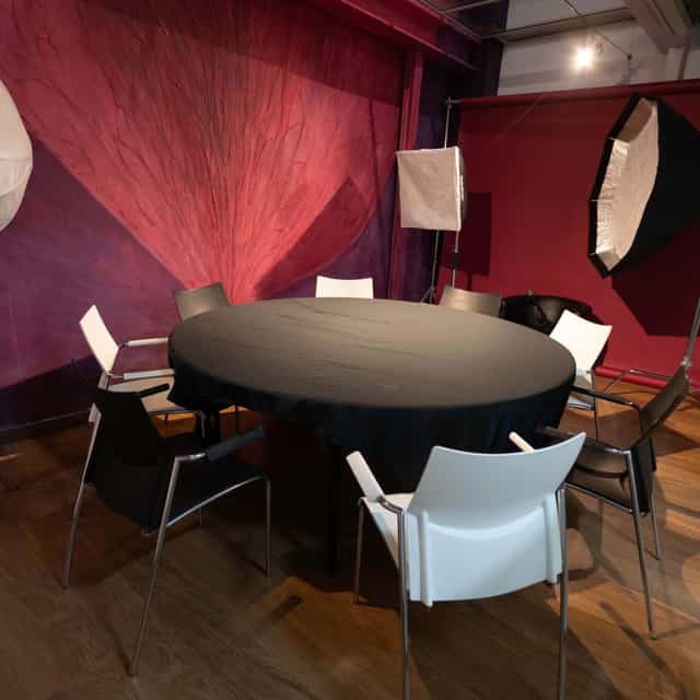 Canvas Barcelona Sala Combinada breakout room with circular table for workshops and meetings.