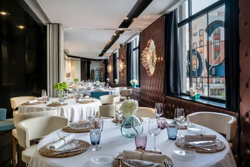 Sophisticated event space at Vincci Capitol with elegant table decor for upscale gatherings.