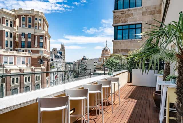 Stylish outdoor terrace at Vincci Capitol for networking events with city views.