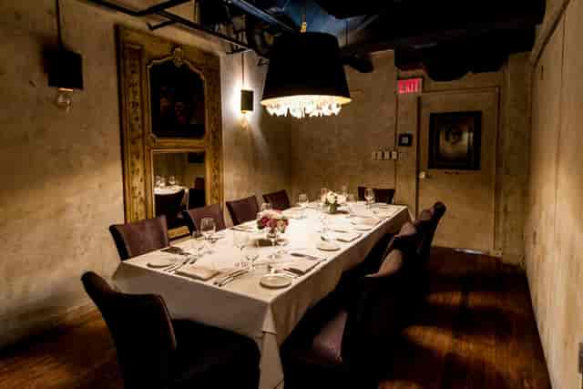 Grand Georgian private dining room for high-end board meetings and VIP dinners.