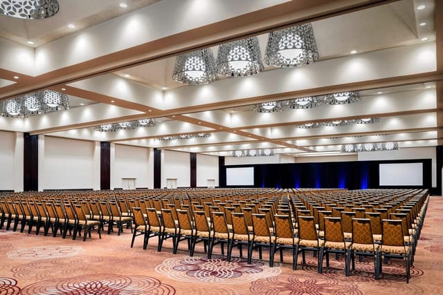Muskoka Ballroom at Sheraton Toronto: spacious theater seating for corporate conferences and events.