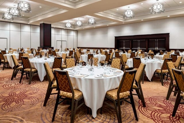 Muskoka Ballroom at Sheraton Toronto: pillar-free gala space for corporate events and banquets.