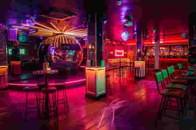 Simmons Bar