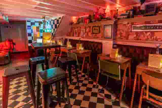 Simmons Bar