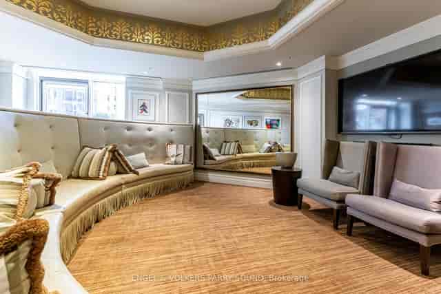 Windsor Arms St. Thomas Room: Curved banquette breakout space for corporate events and meetings.