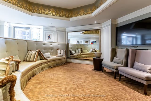 Windsor Arms St. Thomas Room: Curved banquette breakout space for corporate events and meetings.