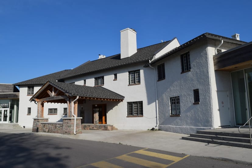 Bickford House Guild Inn Estate venue with covered entrance for corporate retreats and VIP events.