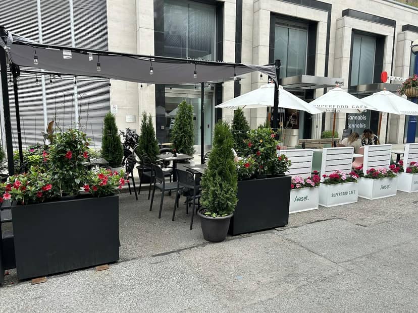 S-Café Sassafraz outdoor networking space with modular planters for corporate events.
