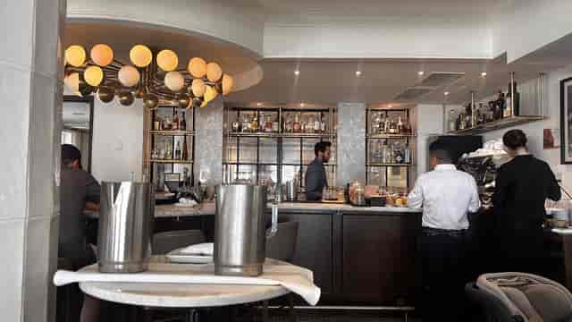 S-Café at Sassafraz: Sophisticated lounge for VIP networking and corporate event hosting.