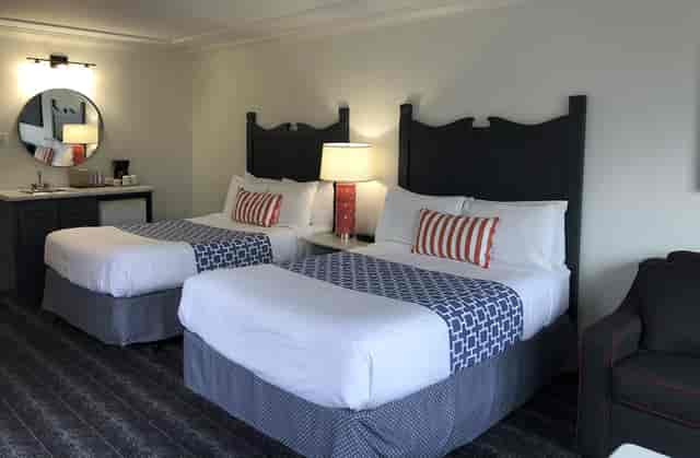Main Inn 420 double-queen hotel room with vanity for conference and business travel bookings.