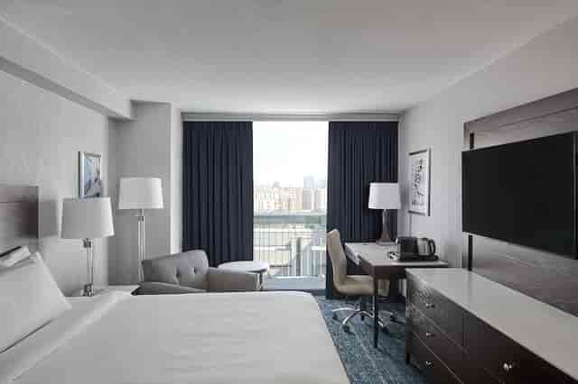 Carlyle Room at Chelsea Hotel Toronto: Ergonomic workstation for corporate business events.