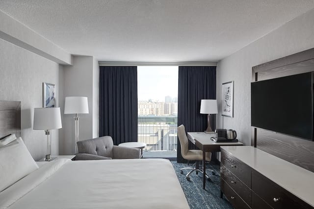 Carlyle Room at Chelsea Hotel Toronto: Ergonomic workstation for corporate business events.