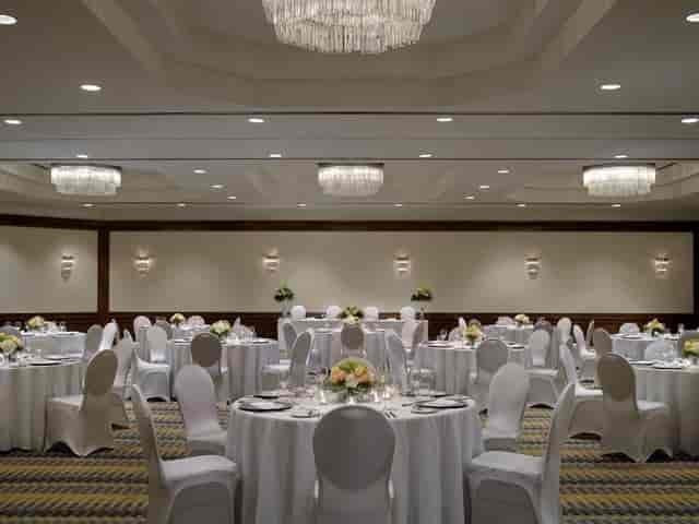 Mountbatten Salon, Chelsea Hotel: Formal wedding banquet with crisp white table settings.