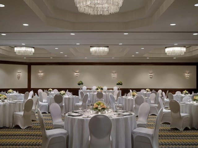 Mountbatten Salon, Chelsea Hotel: Formal wedding banquet with crisp white table settings.