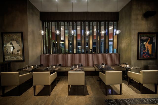 Stages Restaurant & Lounge