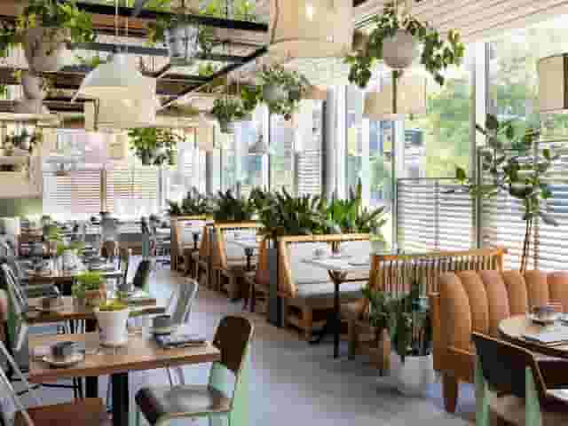 Stages Restaurant & Lounge