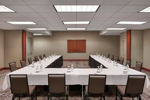 Hilton Toronto Airport Hotel & Suites | €10pp Deposits