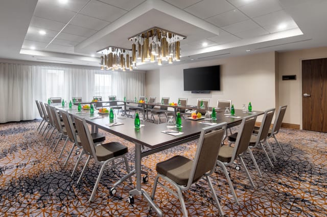 U-shape meeting room at Crowne Plaza Toronto Airport for professional corporate events and seminars.