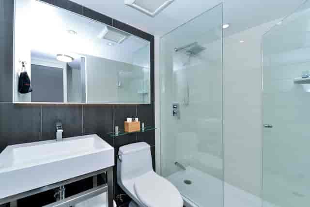 Modern guest bathroom at The Saint James Hotel, ideal for event site inspections and conferences.