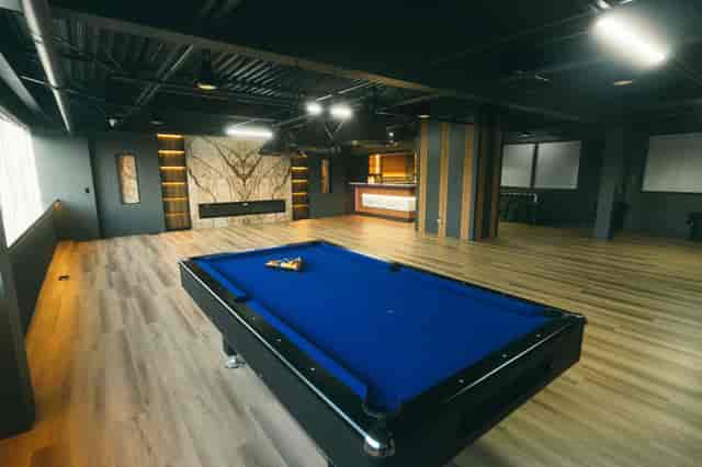 Contemporary flex space at Lounge On Fifty with integrated bar for corporate retreats and networking.
