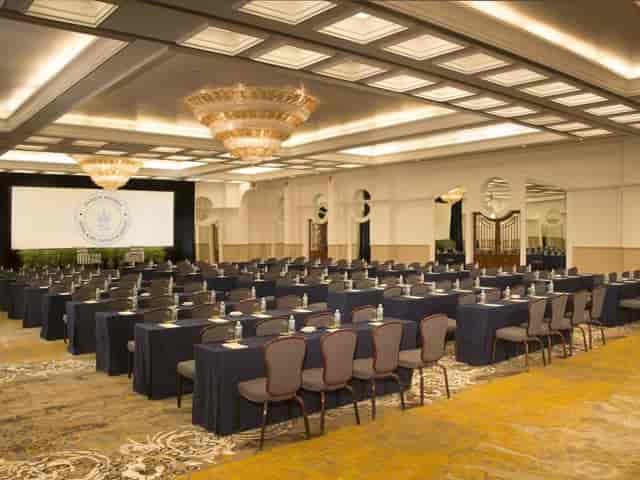 Classroom-style setup at Emperador Ballroom, Marquis Reforma for corporate events and conferences.
