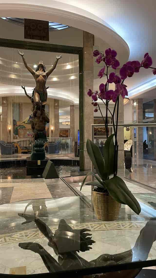Luxury hotel lobby at Rotonda, Marquis Reforma for upscale VIP events and brand registration.